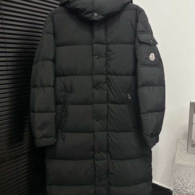 G*u*i down coat